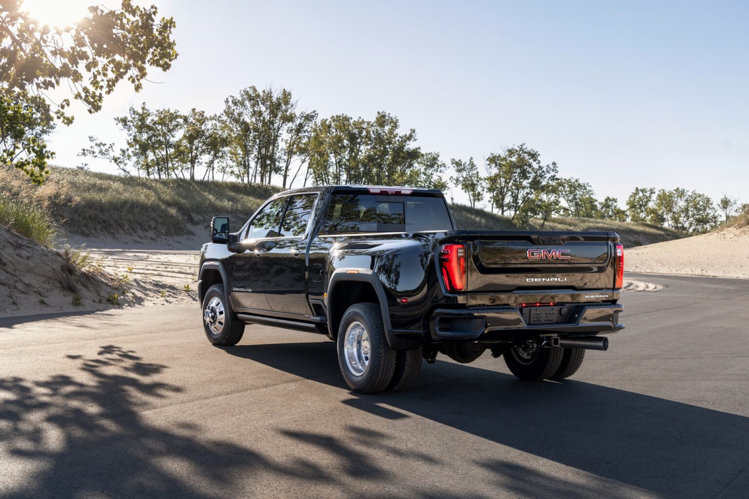 Presentan la GMC Sierra HD 2024 como un vehículo lujoso con motor