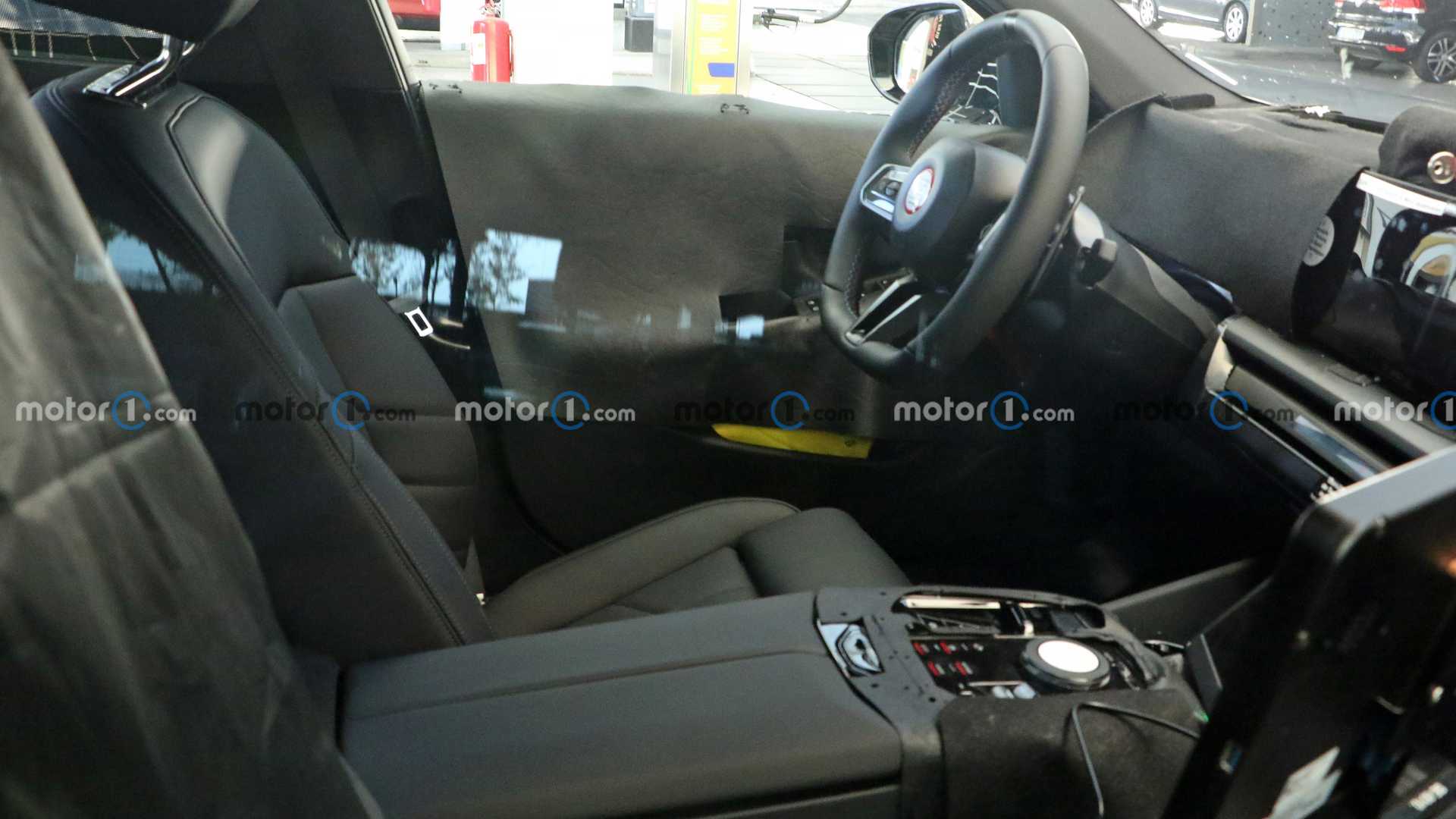 Imágenes espía captan el interior del BMW M5 2024 con pantalla curva y