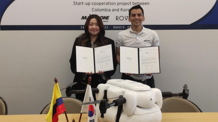 Young Venezuelan signs agreement for drones made in Colombia to fly in South Korea