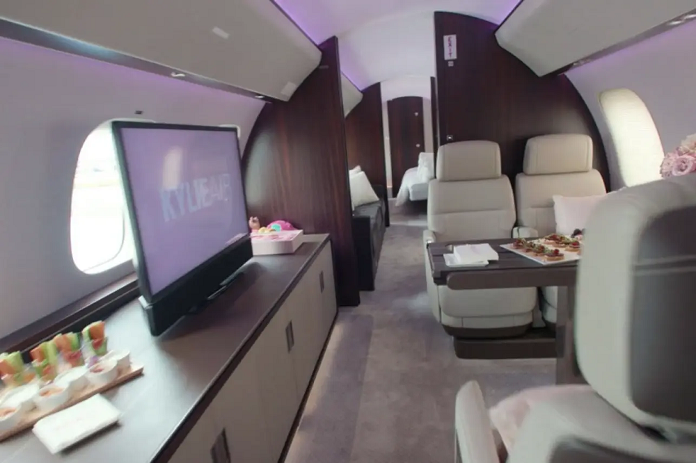 Lujosos menús de comidas y bebidas sirven en el jet privado de Kylie Jenner