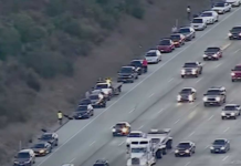 Más de 30 autos terminan con las llantas pinchadas en una carretera en California