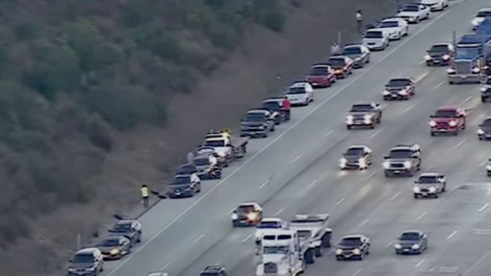 Más de 30 autos terminan con las llantas pinchadas en una carretera en California