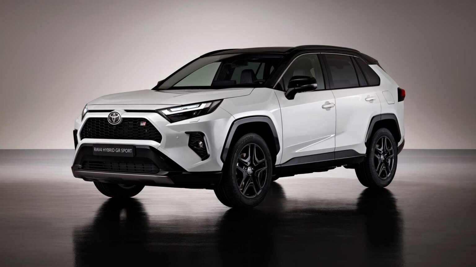 La Toyota RAV4 GR Sport 2023 llega a Europa con suspensión reajustada y