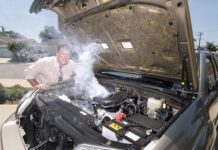 Sale humo del motor del auto