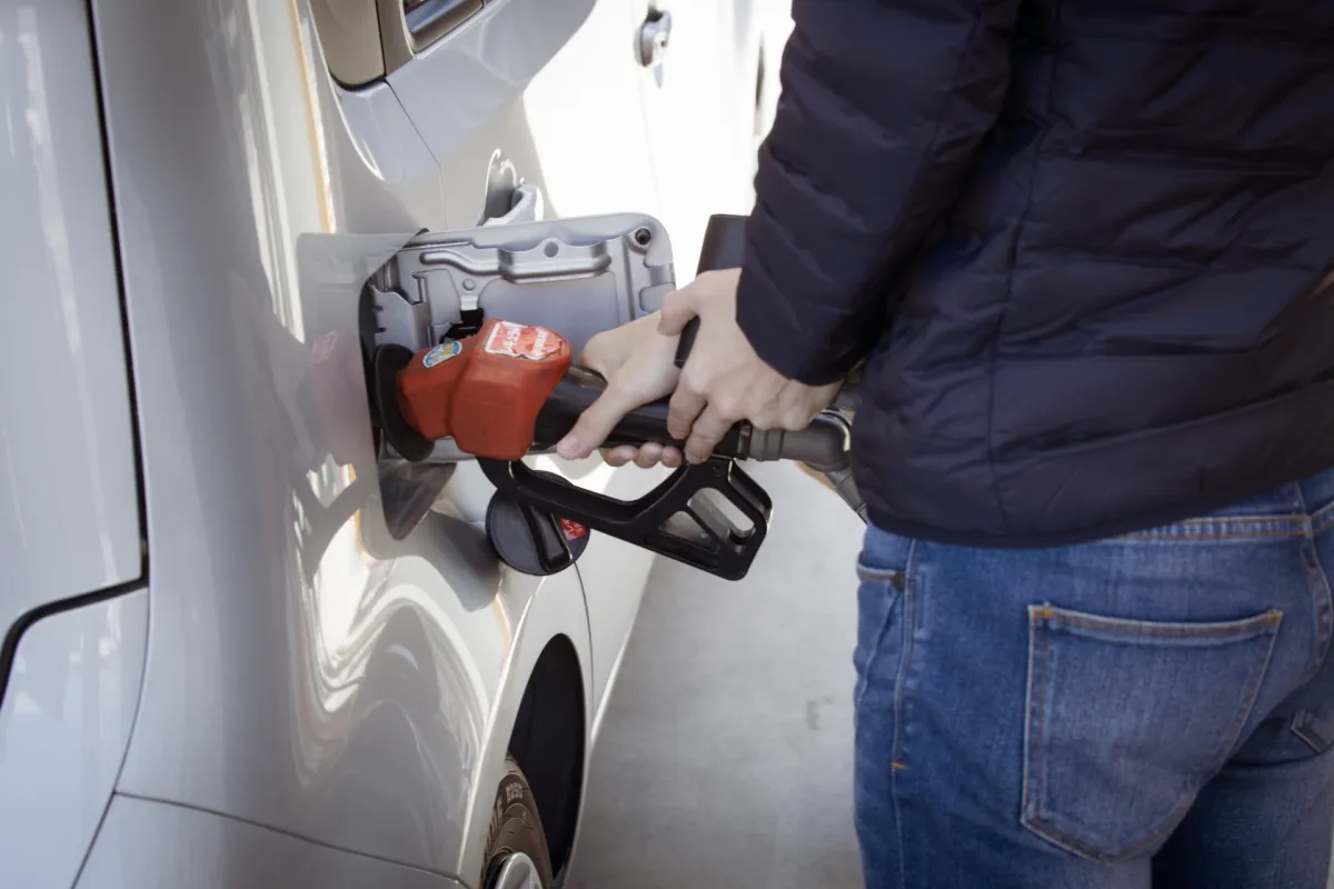 Aumenta el robo de combustible en los autos en California
