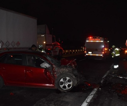 Auto chocó contra tráiler en autopista de Veracruz