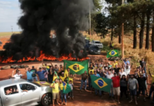 Camioneros partidarios de Bolsonaro cortan carreteras