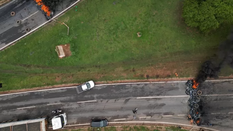 Camioneros partidarios de Bolsonaro cortan carreteras de Brasil