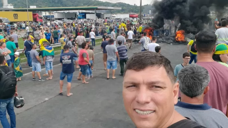 Camioneros partidarios de Bolsonaro cortan carreteras en Brasil