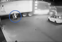 Dos menores en moto chocan contra un camión