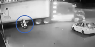 Dos menores en moto chocan contra un camión