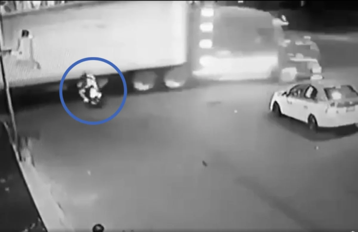 Dos menores en moto chocan contra un camión