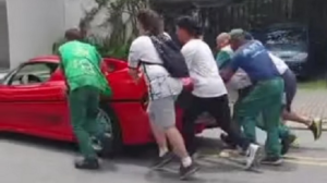 Ferrari F50 no puede arrancar debió ser empujado por extraños