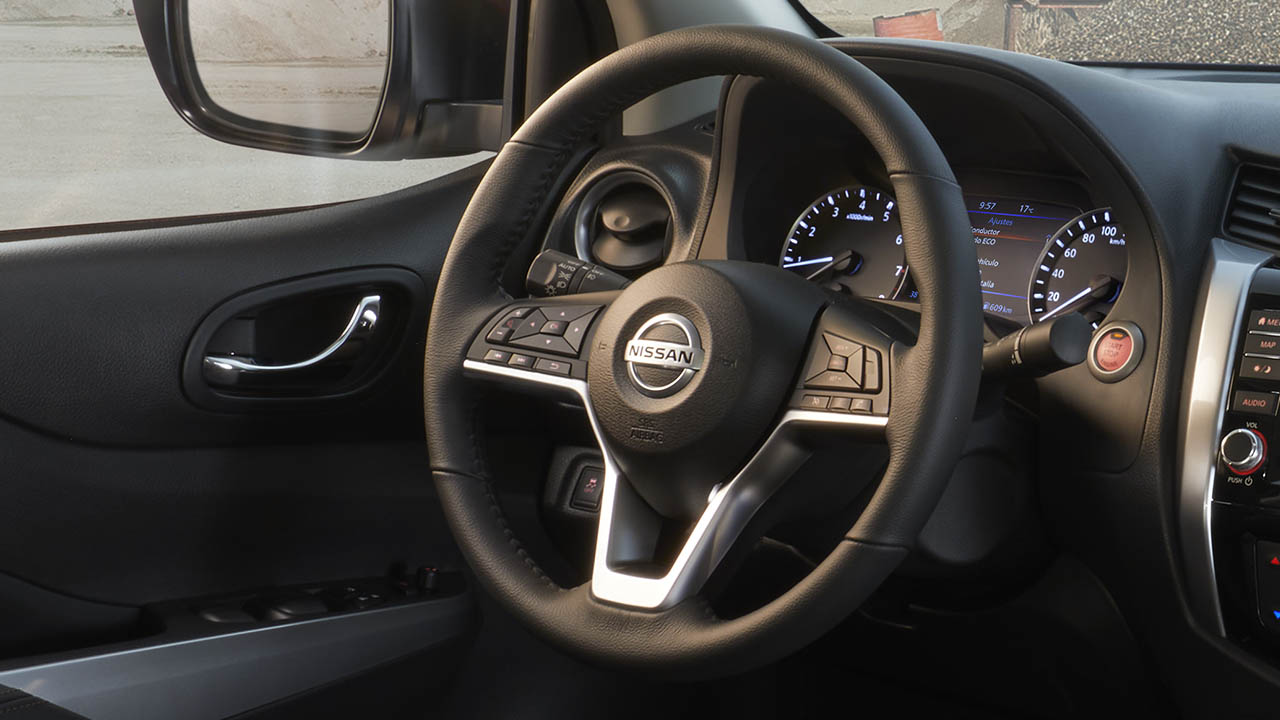 Interior de la Nissan Frontier 2023