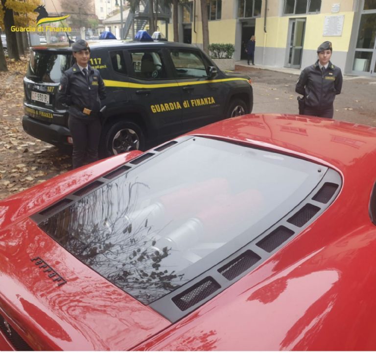Joven italiano detenido por falsificar un Ferrari