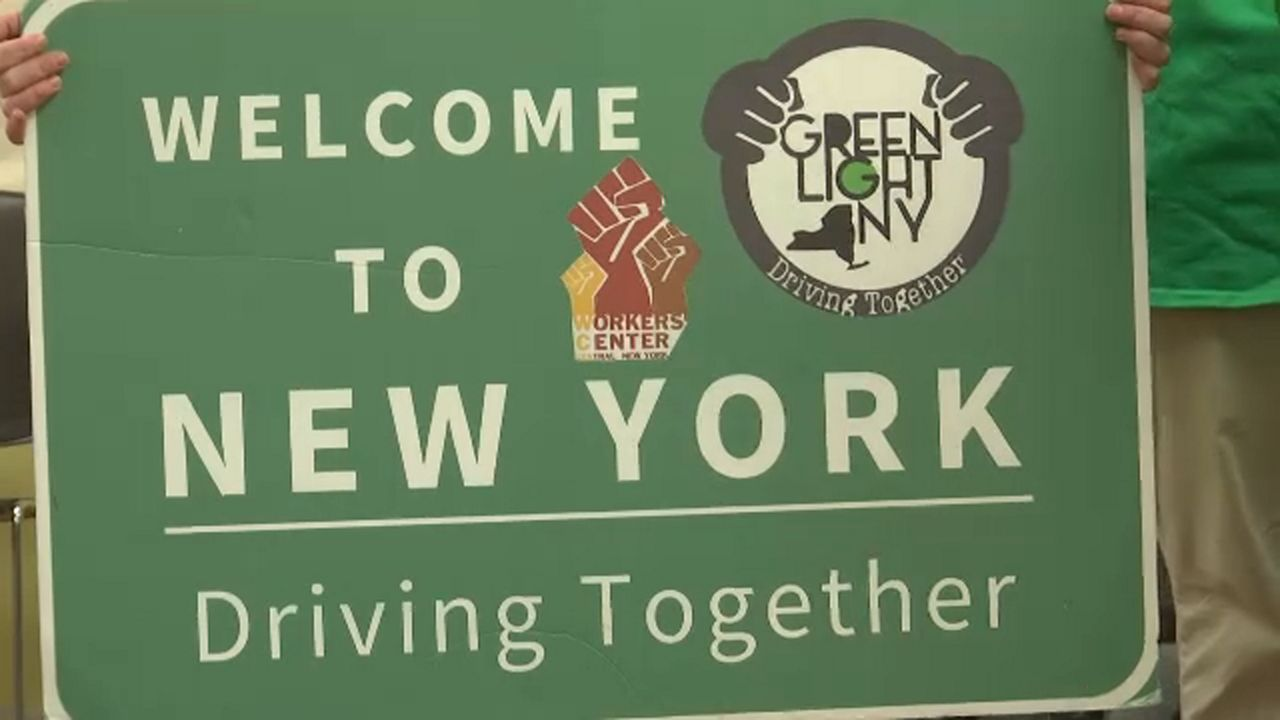 Aprueban Green Light Law en Nueva York permite sacar licencia de conducir para indocumentados