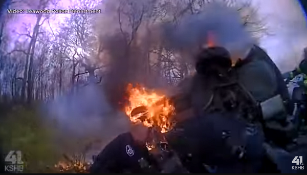 Policías de Kansas rescatan a mujer atrapada bajo auto en llamas