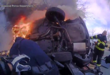 Policías de Kansas rescatan a mujer atrapada bajo auto en llamas