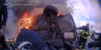 Policías de Kansas rescatan a mujer atrapada bajo auto en llamas