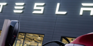 Tesla llama a revisión miles de autos en Estados Unidos