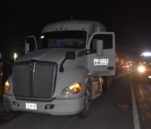 A private vehicle collided with a trailer on the Veracruz highway