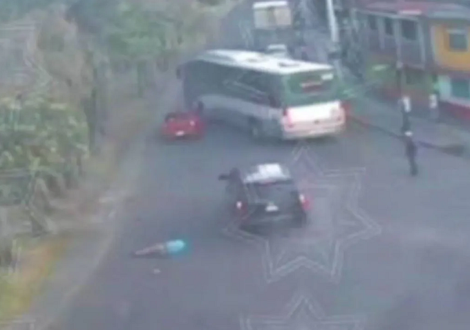 Video capta momento en que un auto atropella a un motociclista en Metepec