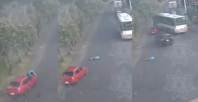 Video del momento en que un auto atropella a un motociclista en Metepec