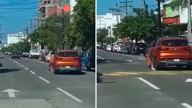Video de un hombre desnudo colgado de auto