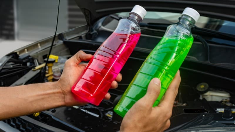 ¿Cómo saber qué refrigerante usa mi auto?