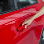 Como hacer para que las puertas del carro cierren suave