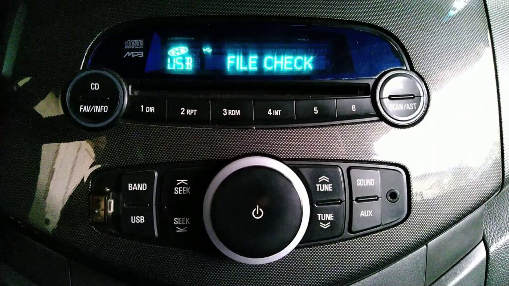 ¿Por qué la pantalla de la radio de mi auto no funciona? 5 formas de arreglarlo