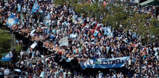 Dejaron sus autos para celebrar el triunfo de Argentina