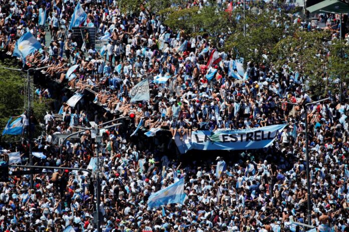 Dejaron sus autos para celebrar el triunfo de Argentina