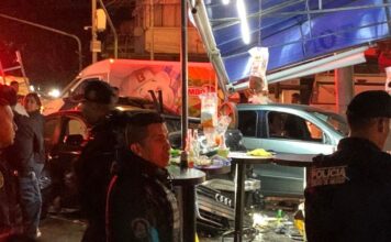 Auto choca contra puesto de tacos en Narvarte