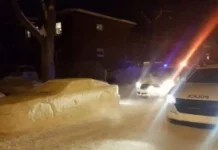 Hombre hizo auto de nieve y confundió a la policía
