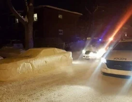 Hombre hizo auto de nieve y confundió a la policía