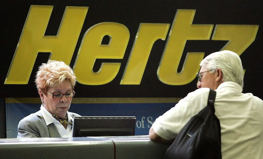 Hertz acusó a clientes de robar autos