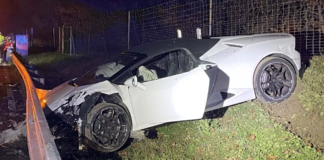 Hombre presuntamente ebrio destruye Lamborghini Huracan
