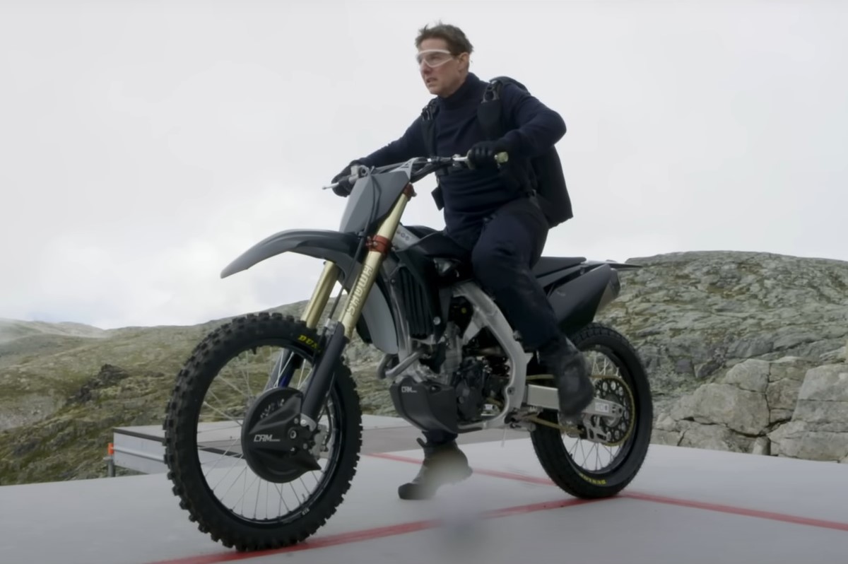 Tom Cruise jumps into the void on a motorcycle in Norway