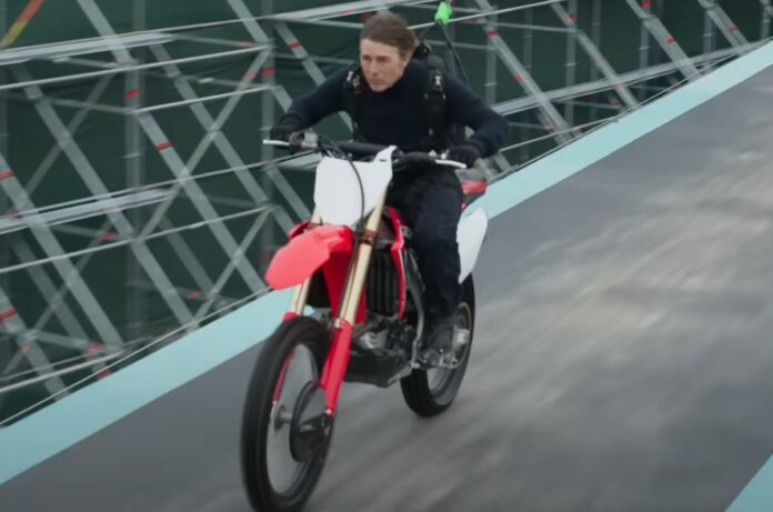 Tom Cruise se lanza en moto al vacío en Noruega