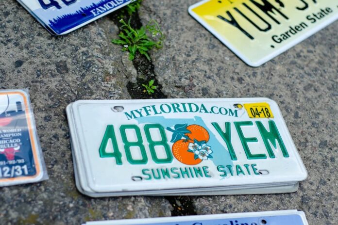 Cómo sacar el sticker de las placas por internet en Florida