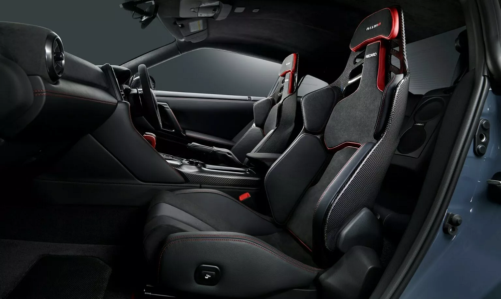 Interior del Nissan GT-R 2024