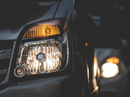 Por qué se prenden las luces del carro solas