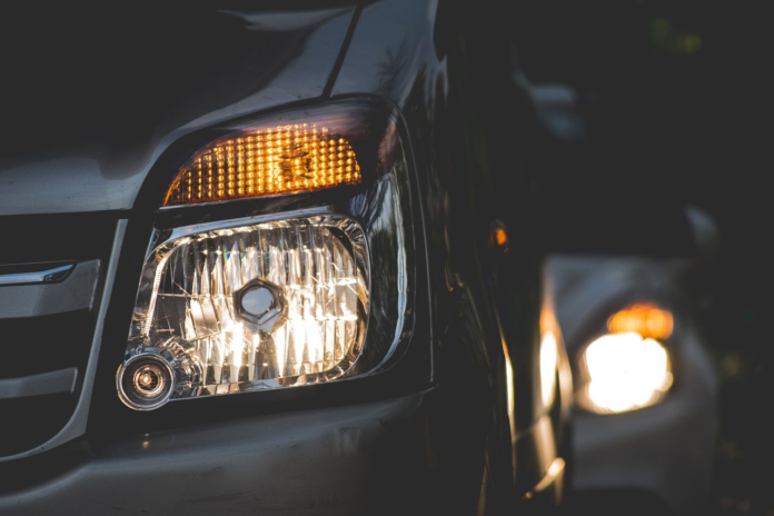 Por qué se prenden las luces del carro solas