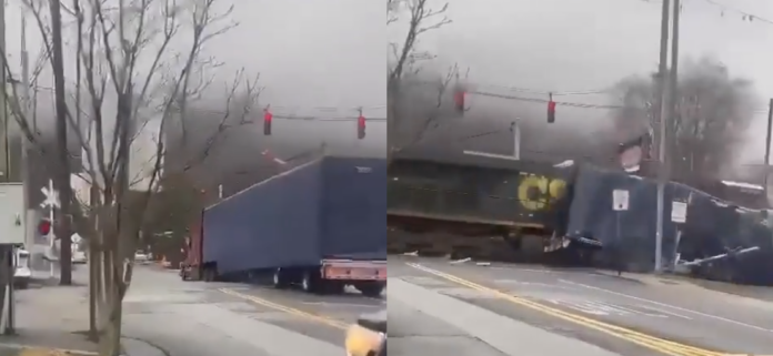 Brutal choque de un tren contra un camión en Nueva York