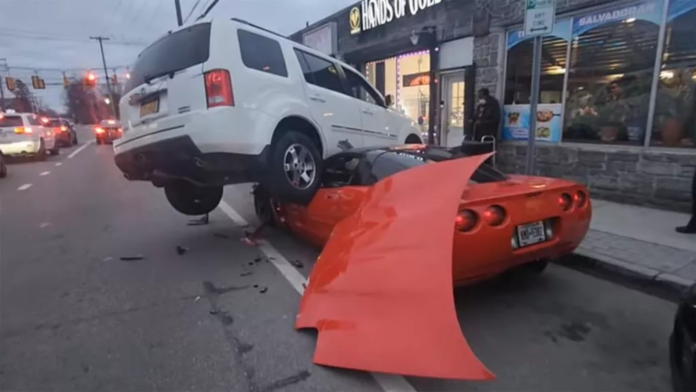 Conductor de Honda confunde auto con la acera