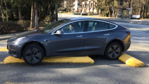 Tesla Model 3 atrapado en divisor de carril