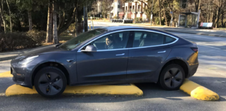 Tesla Model 3 atrapado en divisor de carril