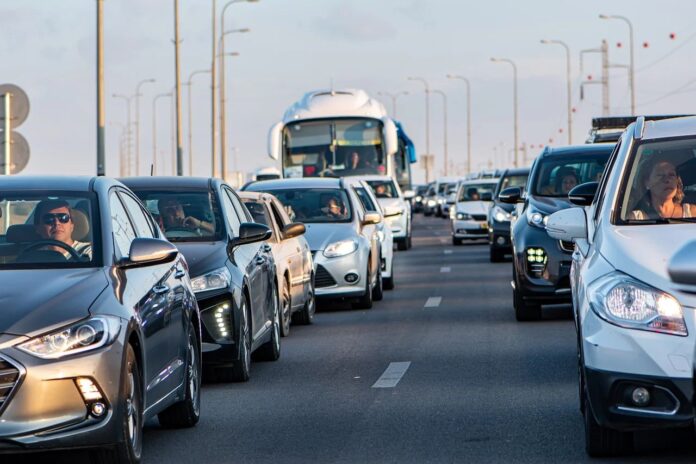 ¿Es malo tener el carro encendido estacionado?