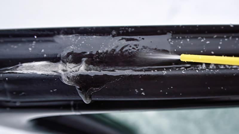 Lubricación con grasa de silicona de las juntas de goma de las puertas de  un coche de pasajeros, primer plano, diseño Fotografía de stock - Alamy